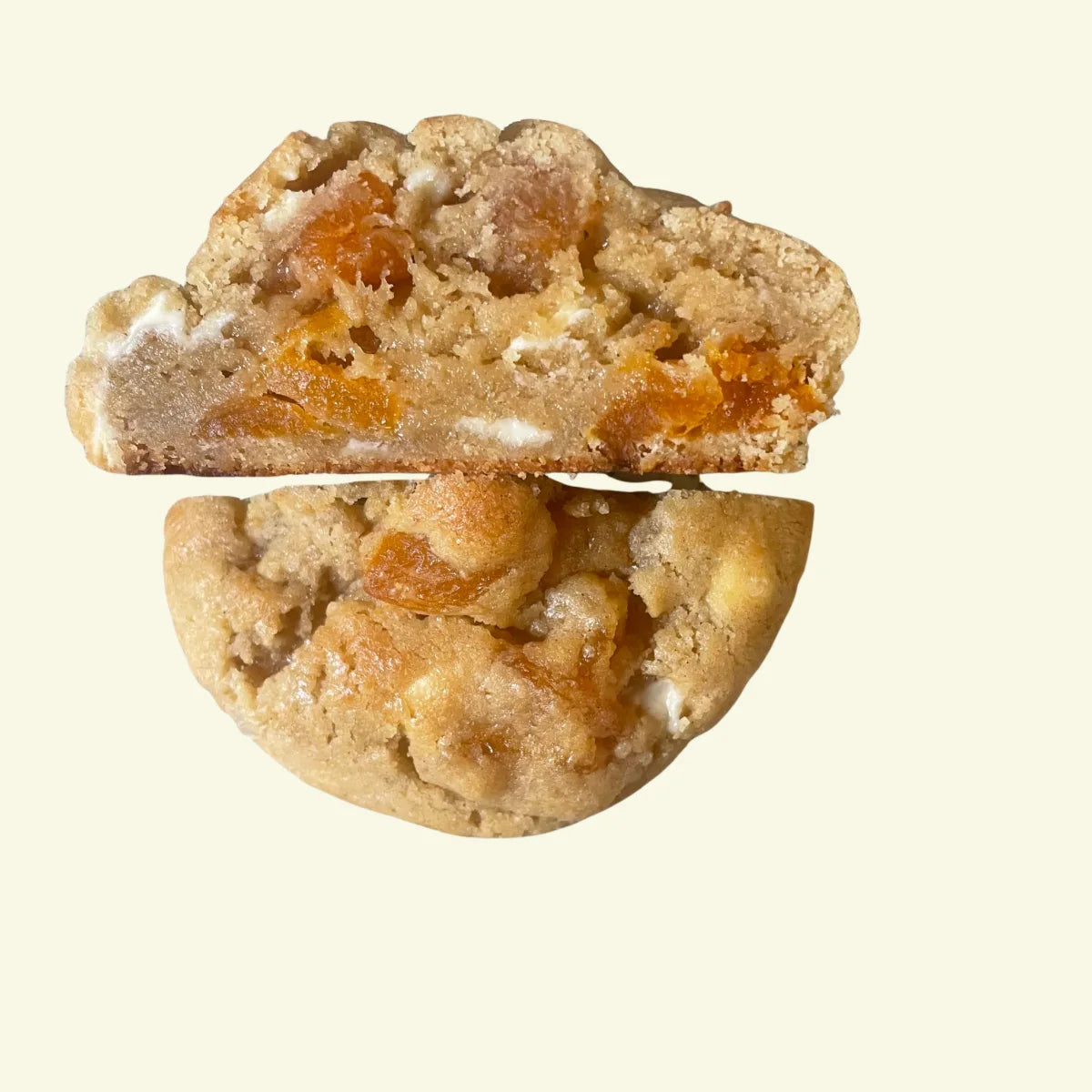 Doorsnede van Sweet Temptation cookie met stukjes abrikoos en witte chocolade